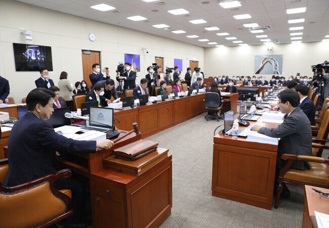 5월 7일 서울 여의도 국회에서 열린 과학기술정보통신위원회 전체회의 모습. 이 날 통신요금 인가제 폐지 법안이 담당 상임위를 통과했다. [뉴스1]