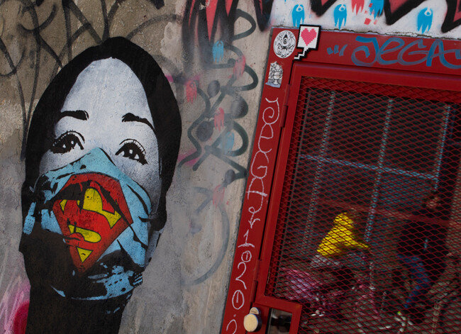 암스테르담에서 신종 코로나바이러스 감염증(코로나19)과 싸우는 의료진에 경의를 표하기 위해 그려진 벽화 '슈퍼 간호사' [AP/뉴시스]