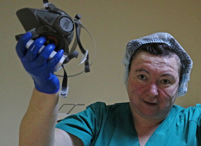 코로나 환자를 돌보는 모스크바의 RZD Medicine Chain 병원. 마스크 자국이 선명한 얼굴 [TASS/Getty Images]