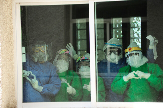아돌포 로페즈 마테오스 병원 창문에서 보호장구를 착용한 간호사들의 하트 포즈. [Ricardo Castelan Cruz / Eyepix Group/Barcroft Media via Getty Images]