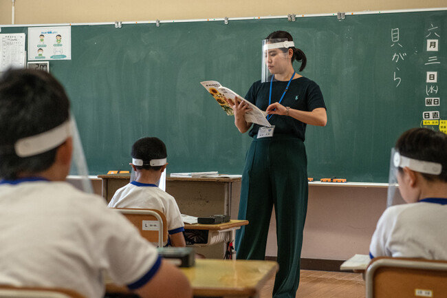 .플라스틱 페이스 바이저를 착용한 교사가 기누가와 초등학교에서 수업을 하고 있다.