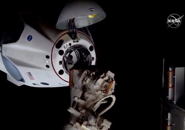 크루 드래곤이 국제우주정거장 도킹에 성공했다. [AP=뉴시스]