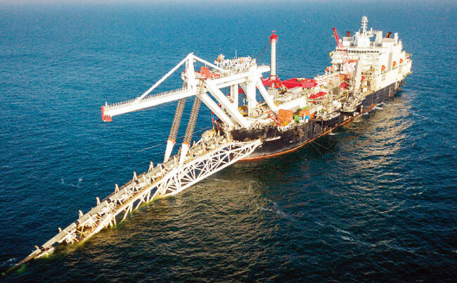 대형선박이 발트해에 천연가스 파이프를 투입하고 있다.  [nordstream2.com]