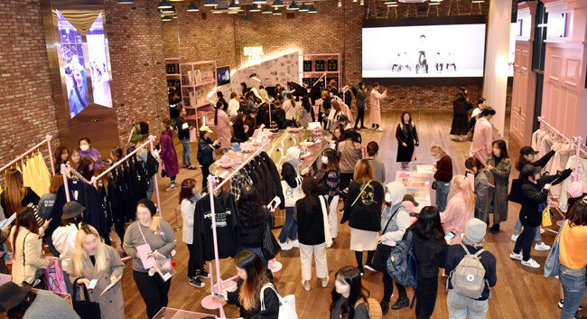 각국에서 온 ‘아미’(방탄소년단 팬덤명)로 발 디딜 틈 없는 방탄소년단 팝업스토어 ‘BTS POP-UP: HOUSE OF BTS’. [빅히트엔터테인먼트 제공]