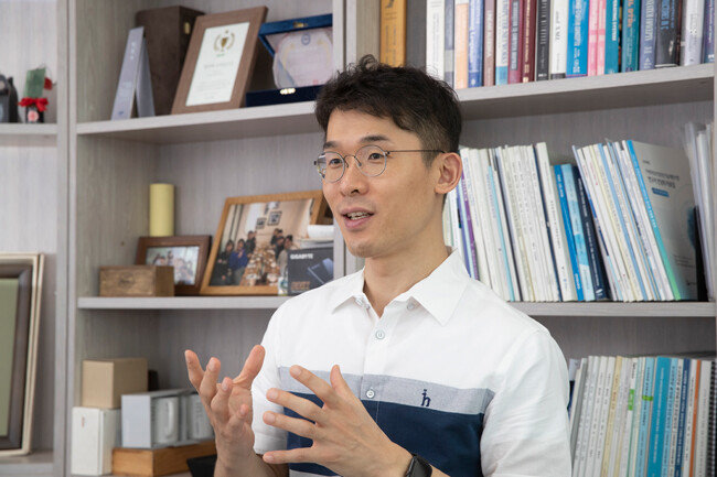 임 대표가 멀티플아이의 기술에 대해 설명하고 있다.