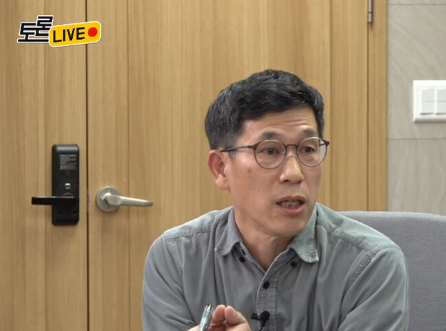 진중권 전 교수는 “지금 보수층은 유튜브 선동방송에 대책없이 내맡겨져 있다”고 진단했다. [유튜브 화면 캡쳐]