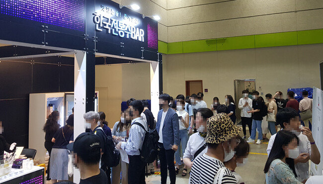 서울 강남구 코엑스에서 열린 ‘2020 서울국제주류박람회’의 전통주 섹션에 많은 인파가 몰렸다.  [명욱]