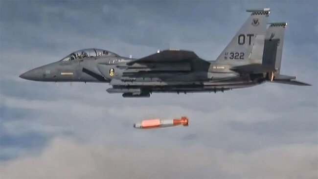 미국 F-15E 전투기가 저위력 핵무기 B61-12 투하 실험을 하고 있다. [Sandia National Lab]