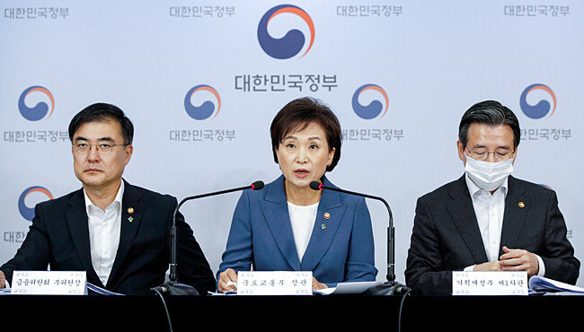 김현미 국토교통부 장관이 6월17일 오전 서울 종로구 정부서울청사에서 6.17 부동산 대책을 발표하고 있다. [사진=뉴스1]