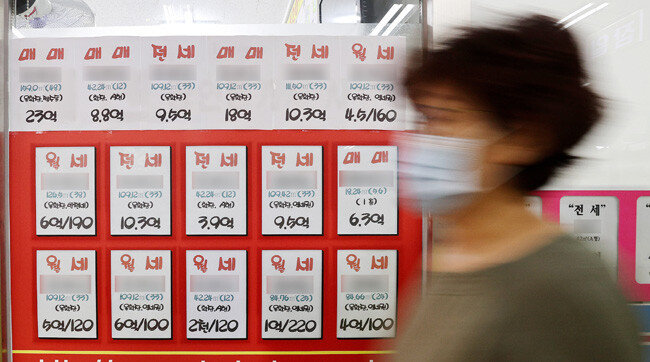 서울 송파구 한 부동산중개사사무소에 전월세 전단이 다닥다닥 붙어 있다. [뉴스1]