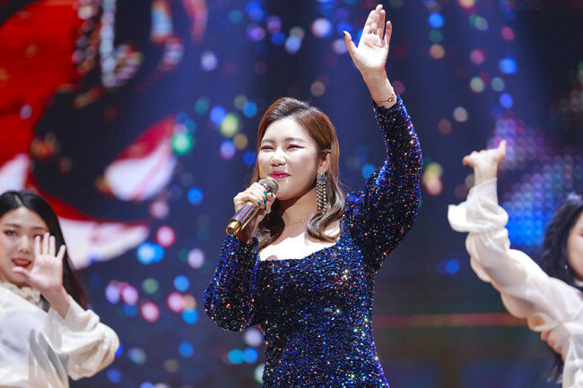 코로나19로 우울한 팬들에게 힐링을 선사하고 싶다는 송가인. [포켓돌스튜디오]