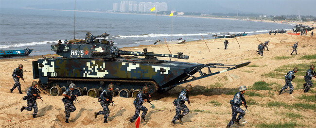 중국 해군육전대(해병대)가 광둥성 지역에서 상륙 훈련을 실시하고 있다. [china.mil]