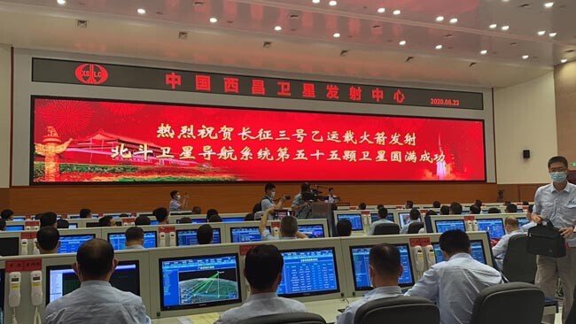 중국 시창우주센터 관제소가 베이더우 인공위성의 궤도 진입을 모니터링하고 있다. [China Daily]