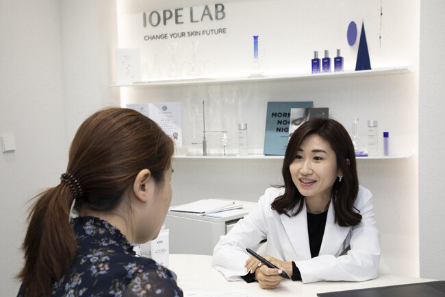 아이오페 랩의 스킨 사이언스 랩에서 연구원에게 피부 분석 결과를 듣고 있다. 