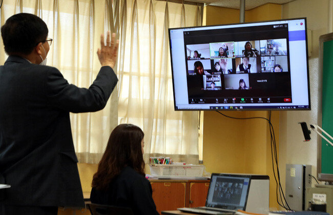 5월 14일 경기 성남시 운중중 학생들이 쌍방향 온라인 수업을 시작하기 전 선생님에게 인사하고 있다. [동아DB]