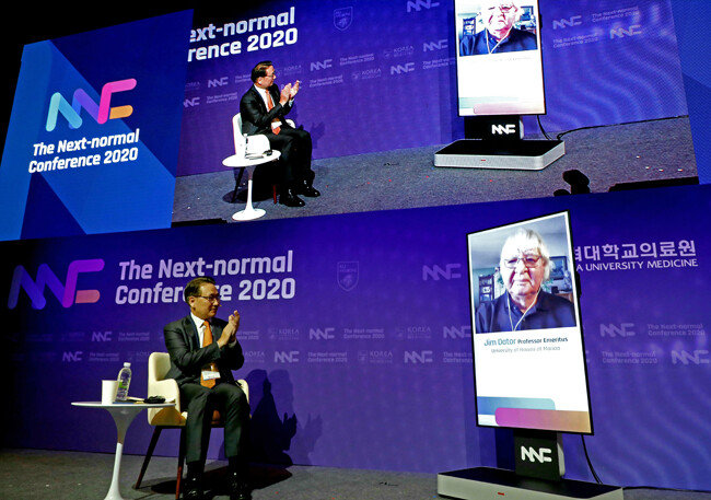 7월23일 고려대 의과대학 유광사홀에서 열린 ‘넥스트 노멀 콘퍼런스(Next Normal Conference) 2020’에서 김영훈 고려대 의무부총장 겸 고대의료원장(의무부총장)(왼쪽)이 세계미래학회장인 짐 데이토 명예교수와 화상으로 대담하고 있다.