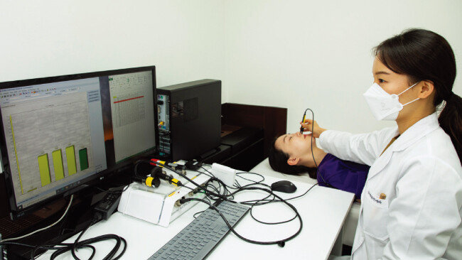 장진영 P&K피부임상연구센타 주임연구원이 피실험자를 대상으로 피부인체적용시험을 하고 있다. [조영철 기자]