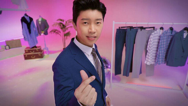 영웅시대 팬들은 임영웅이 선사하는 손 하트가 설렘을 유발한다고 말한다. [웰메이드]