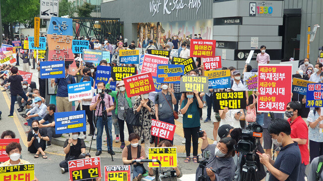 25일 서울 중구 을지로 예금보험공사 앞에서 개최된 부동산 촛불집회에는 2000여 명의 시민이 참가했다. [박해윤 기자]