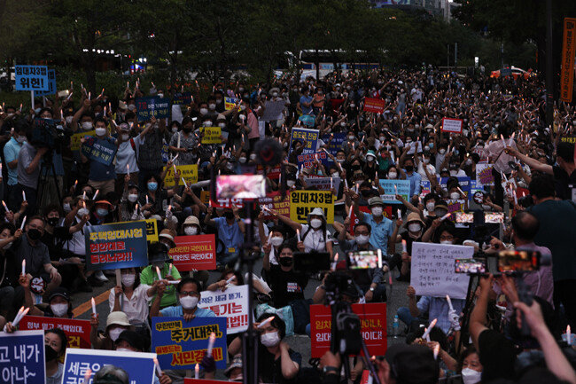 날이 어두워지자 촛불을 든 시위대. [박해윤 기자]