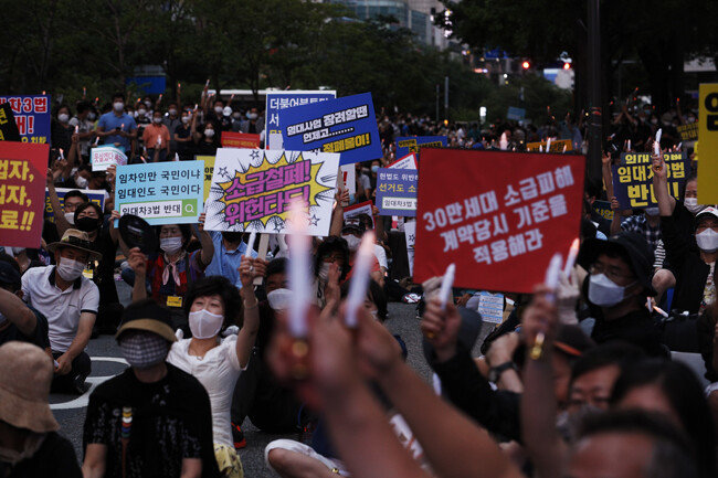 25일 저녁 서울 중구 을지로 예금보험공사 앞에서 열린 부동산 정책 규탄 집회에서 참석자들이 촛불을 들고 있다. [박해윤 기자]