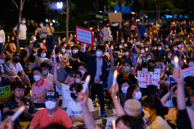 촛불집회 참가자는 시간이 갈수록 늘어났다. [박해윤 기자]