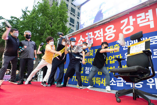 무대에서는 ‘문재인 의자’에 신발을 벗어 던지는 퍼포먼스가 진행됐다. [박해윤 기자]