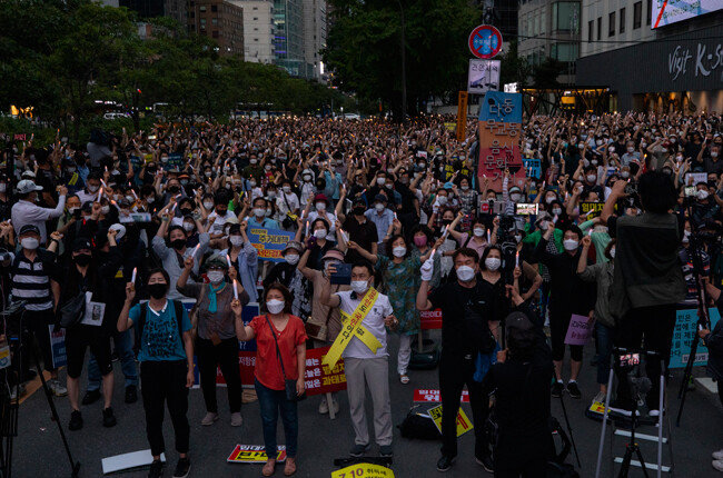 촛불집회 참가자 연령은 30대부터 60대까지 다양했다. [박해윤 기자]