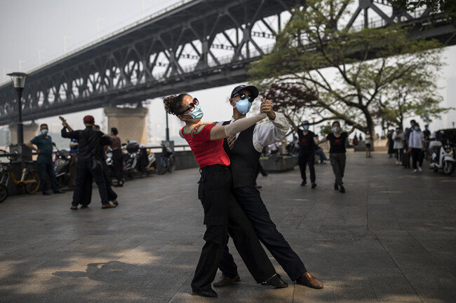 중국 후베이성 우한 양쯔강 근처에서 춤을 연습하는 사람들.