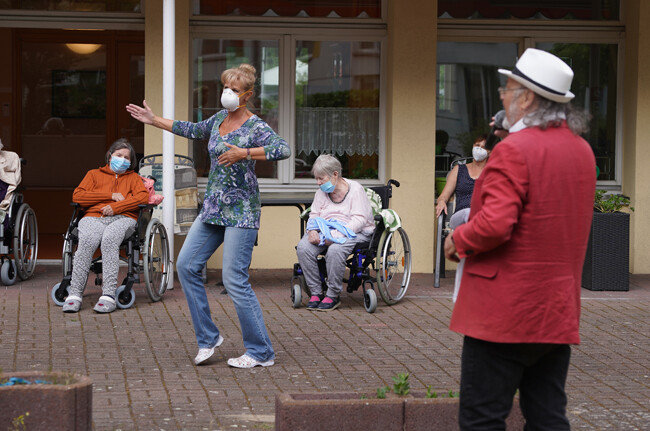 독일 베를린의 한 요양원에서 가수 알프 와이스가 라이브 공연을 펼치는 가운데 간호사가 춤을 추고 있다.