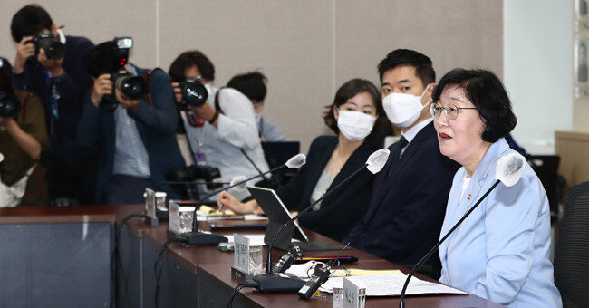 7월 17일 서울 종로구 정부서울청사에서 열린 여성가족부 여성폭력방지위원회 긴급회의에서 이정옥 여성가족부 장관(오른쪽)이 발언하고 있다. [송은석 동아일보 기자]