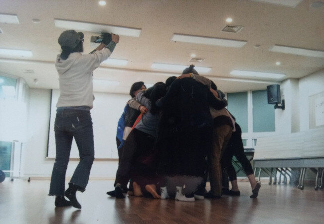 한국예술종합학교 출신의 홍재희 작가는 ‘암사자들’ ‘아버지의 이메일’ 등의 독립영화를 만들었다. 카메라를 들고 있는 이가 홍재희 감독.