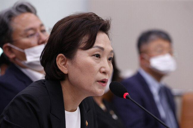김현미 국토교통부 장관이 7월 28일 서울 여의도 국회에서 열린 국토교통위원회 전체회의에서 의원들의 질의에 답하고 있다. [뉴스1]
