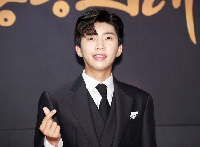 트로트 가수 임영웅이 7월 15일 열린 MTN ‘제12회 2020방송광고페스티벌’에 참석해 손 하트를 하고 있다. [뉴스1]