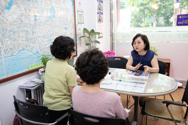 집주인들이 중개인에게 임대차보호법 개정에 대해 문의하고 있다. [지호영 기자]