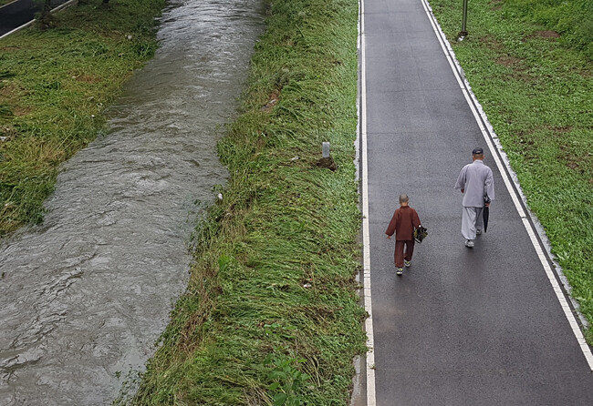 3일 출입이 통제된 여의천을 시민들이 걷고 있다. [최진렬 기자]