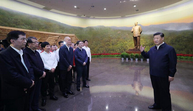 시진핑 중국 국가주석이 베이징 향산 혁명기념관의 마오쩌둥 동상 앞에서 연설하고 있다. [China Daily]
