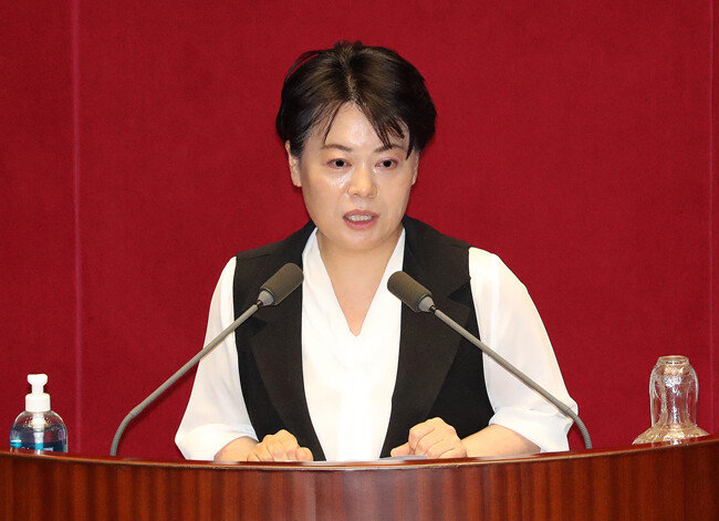 윤희숙 미래통합당 의원이 7월30일 국회 본회의장에서 임대차법에 반대하는 5분 연설을 하고 있다. [동아db]