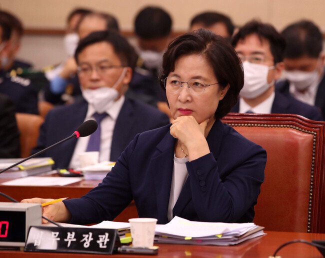 추미애 법무부 장관이 7월 27일 국회에서 열린 법제사법위원회 전체회의에 참석했다. [동아DB]