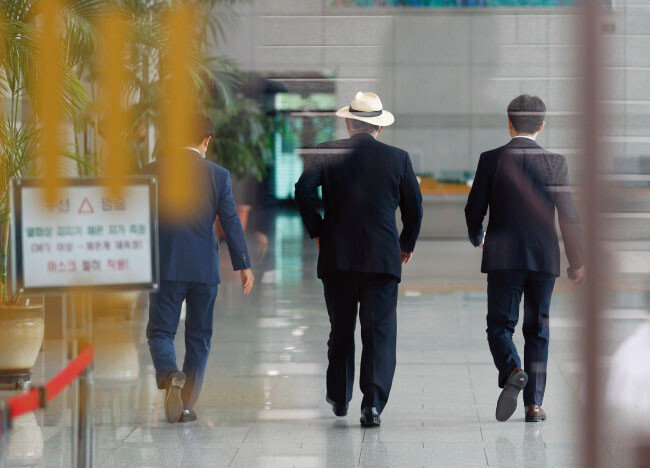 6월 26일 서울 서초구 대검찰청에서 열린 이재용 삼성전자 부회장에 대한 기소 여부를 판단하는 검찰수사심의위원회에 한 심의위원(가운데)이 참석하고 있다. [동아DB]