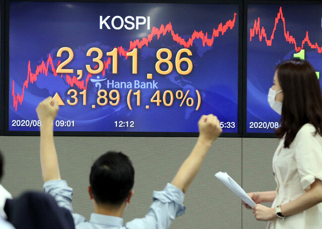 8월 5일 코스피지수가 1년 10개월 만에 2300선을 돌파해 2311.86을 기록했다. 서울 중구 하나은행 명동점 딜링룸에서 딜러들이 업무를 보고 있다.  [최혁중 동아일보 기자]