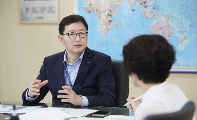 추무진 이사장이 “코로나19 사태를 맞아 국가 간 연대가 더욱 중요해졌다”고 강조하고 있다. [홍중식 기자]