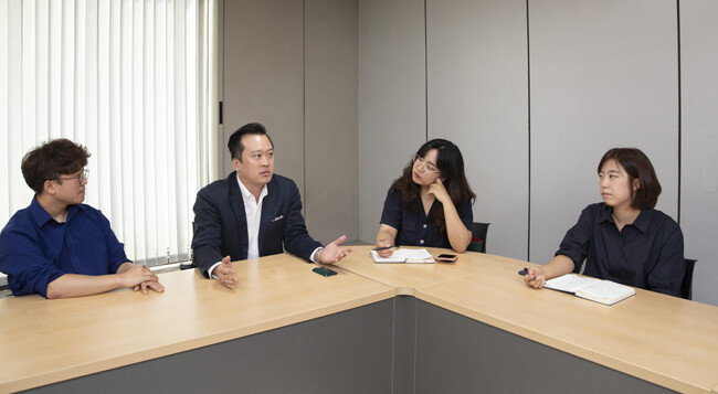 김동민 비영리청년단체 나비1020대표. 김경동 청년단체 연합 더 영텐트 총괄디렉터. 주홍비 비영리사단법인 날아 공동대표. 이윤정 전 광명시의원.(왼쪽부터)