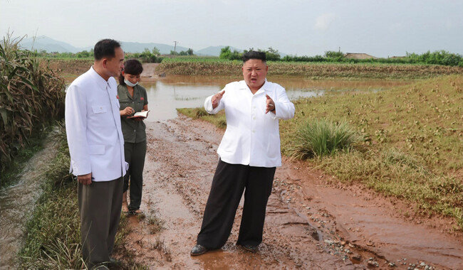 조선중앙TV가 8월7일 김정은 북한 국무위원장이 황해북도 은파군 대청리 수해현장에 직접 방문했다고 보도했다. [조선중앙TV 캡쳐]