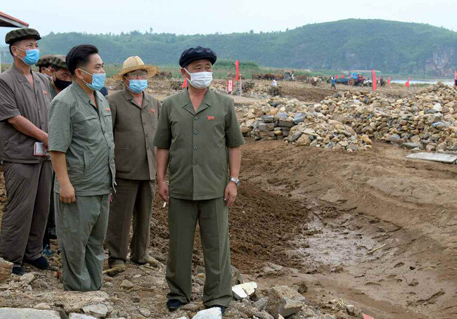 북한 노동당 기관지 노동신문이 8월19일 김덕훈 신임 내각총리가 황해북도 수해 복구현장을 찾았다고 보도했다. [평양노동신문]