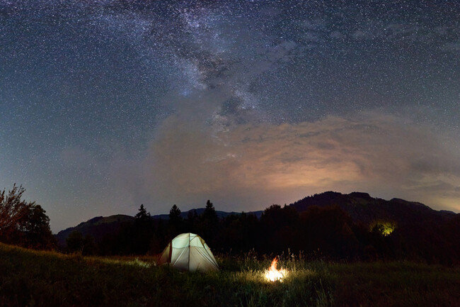 아웃도어에서 캠핑하는 것만으로도 신체 주기를 자연스러운 주기에 맞추는 것이 가능하다. [GETTYIMAGES]