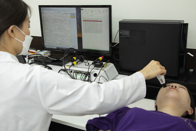 서울 영등포구 여의도 P&K피부임상연구센타 연구소에서 한 연구원이 화장품의 피부인체적용시험을 하고 있다. [조영철 기자]