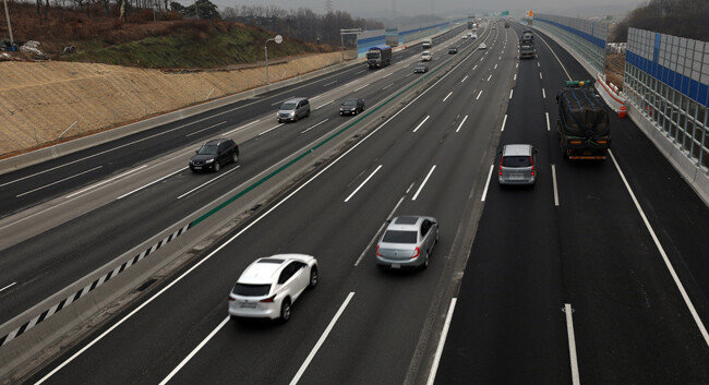 포스트 코로나 시대 수도권 서부는 도로교통 개발의 호재를 힘입어 마이카 출근 수요가 집값을 견인할 가능성이 있다. [뉴시스]
