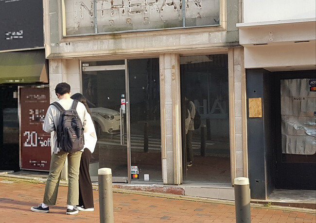 8월 24일 오후 서울 서대문구 이화여대 인근 상권에 간판을 내린 점포가 있다. [최진렬 기자]