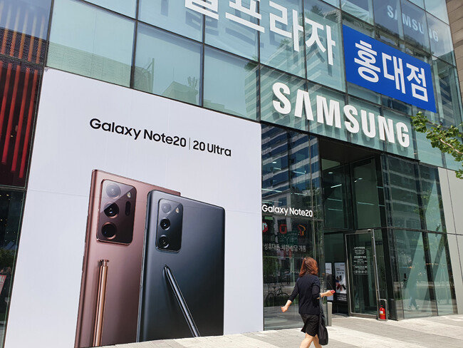 전국 갤럭시 스튜디오에서 신분증을 제시하면 갤럭시 노트20을 빌릴 수 있다. 사진은 삼성 디지털프라자 홍대점.  [구희언 기자]